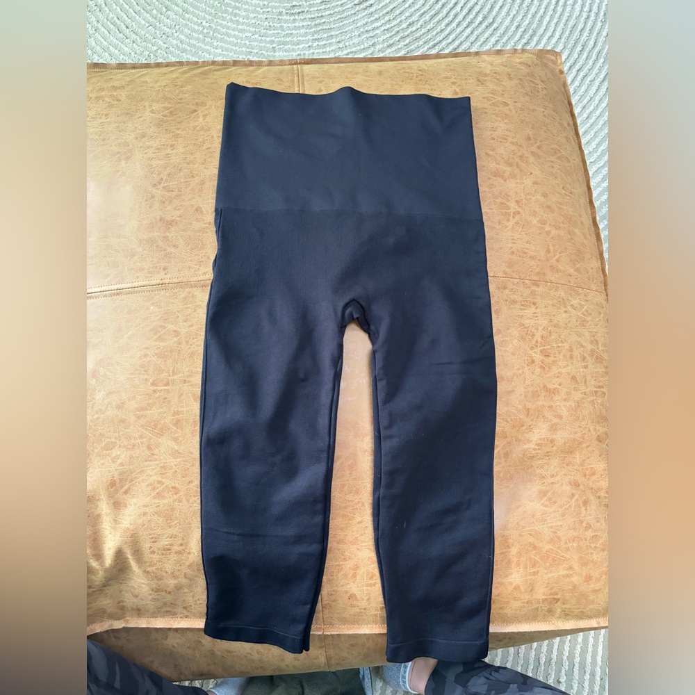 Belly Bandit Black High-Waist Capri Compression Leggings - Picture 2 of 4